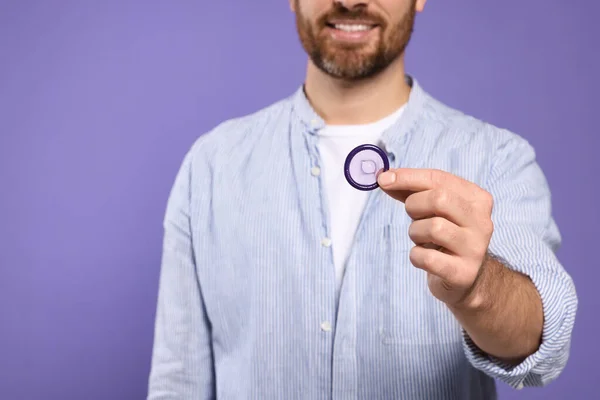 Man Holding Condom Purple Background Closeup Safe Sex — Stock Photo, Image