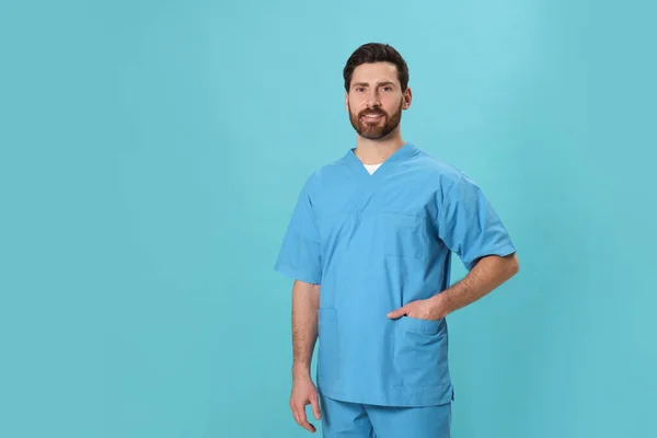 Gelukkig Verpleegster Medisch Uniform Lichtblauwe Achtergrond Ruimte Voor Tekst — Stockfoto