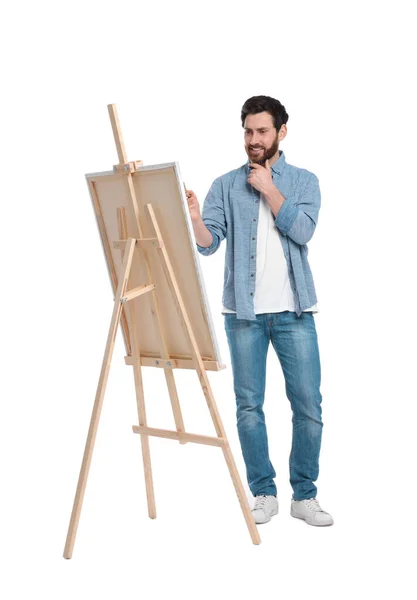 Homem Feliz Pintando Com Escova Contra Fundo Branco Usando Cavalete — Fotografia de Stock