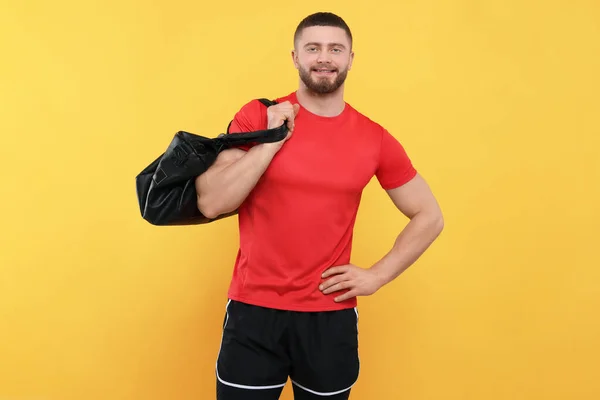 Schöner Mann Mit Sporttasche Auf Gelbem Hintergrund Platz Für Text — Stockfoto