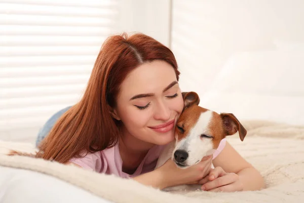 Vrouw Met Haar Schattige Jack Russell Terrier Hond Bed Thuis — Stockfoto