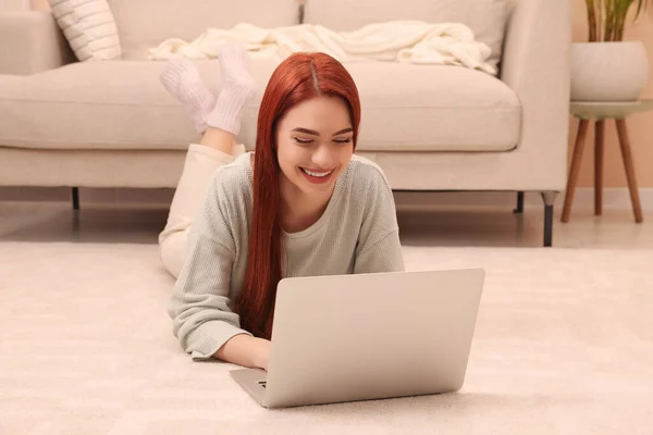 Kırmızı Saçlı Mutlu Kadın Evde Dizüstü Bilgisayar Kullanıyor — Stok fotoğraf