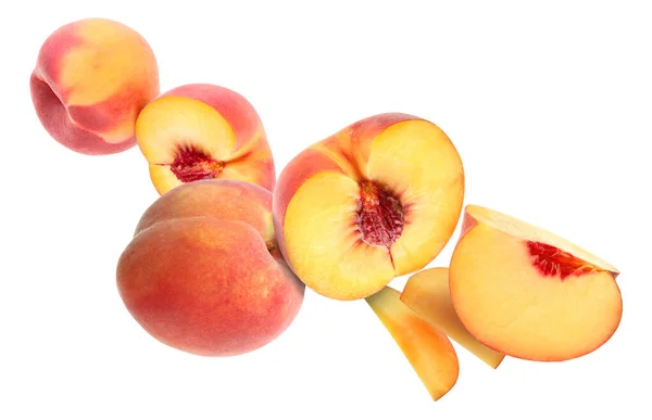 切好的新鲜成熟的桃子落在白色的背景上 — 图库照片