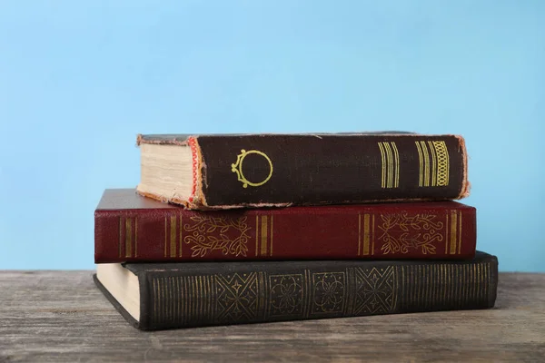 Pilha Livros Antigos Mesa Madeira — Fotografia de Stock