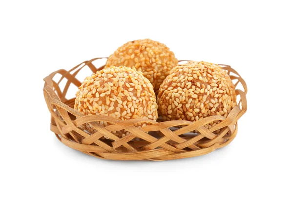 Rieten Mand Van Heerlijke Sesamballen Witte Achtergrond — Stockfoto