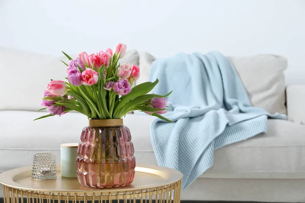 部屋のコーヒーテーブルの上にカラフルなチューリップの花の美しい花束 テキストのためのスペース — ストック写真