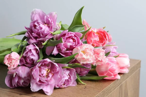 Vacker Bukett Färgglada Tulpan Blommor Träbord — Stockfoto