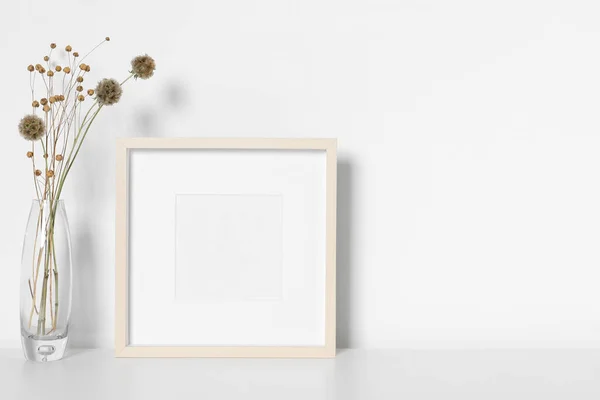 Üres Képkeret Váza Száraz Dekoratív Virágokkal Fehér Asztalon Mockup Tervezéshez — Stock Fotó