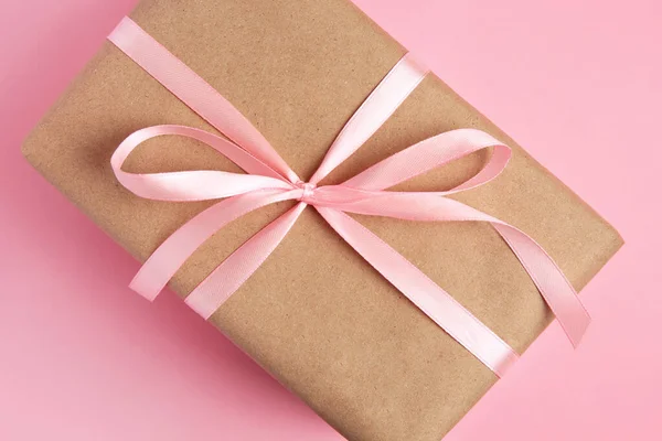 粉色背景的漂亮礼品盒 顶视图 — 图库照片