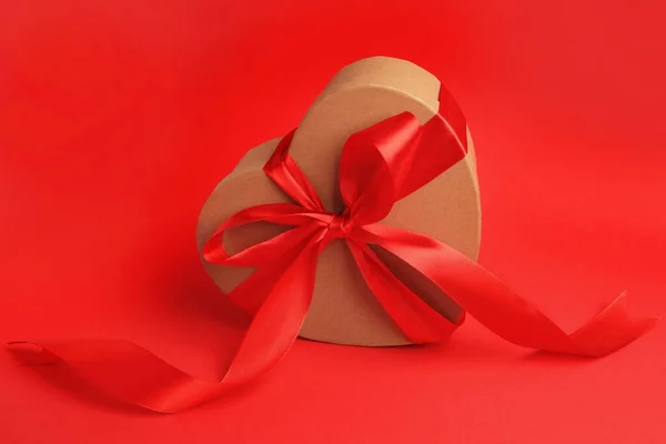 Красивая Коробка Подарка Форме Сердца Луком Красном Фоне — стоковое фото