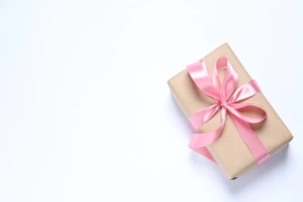 漂亮的礼品盒 白色背景上有粉红色的蝴蝶结 顶视图 案文的篇幅 — 图库照片