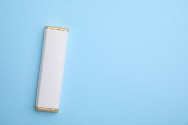 Açık mavi arkaplanlı, güzel bir çikolata paketi. Metin için boşluk