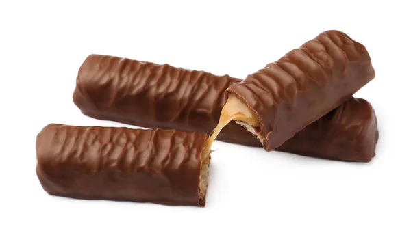 Sladké Chutné Čokoládové Tyčinky Karamelem Bílém Pozadí — Stock fotografie