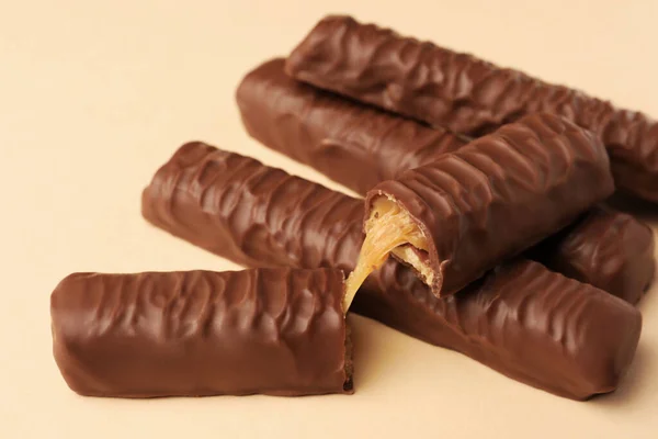 Söta Välsmakande Chokladkakor Med Karamell Beige Bakgrund Närbild — Stockfoto
