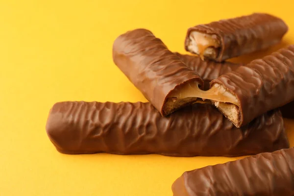 Söt Välsmakande Chokladkakor Med Karamell Gul Bakgrund Närbild — Stockfoto