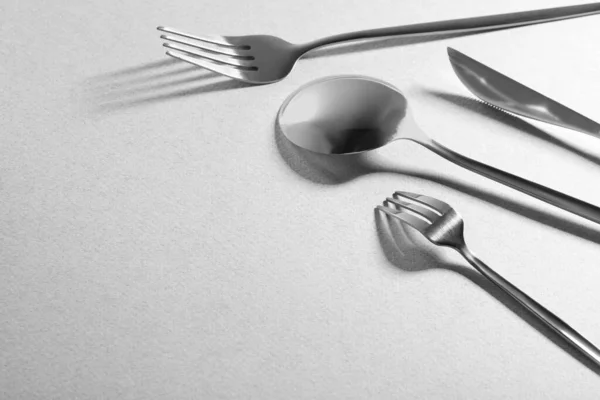 刀和勺子灰色背景 文字的空间 别致的餐具套装 — 图库照片