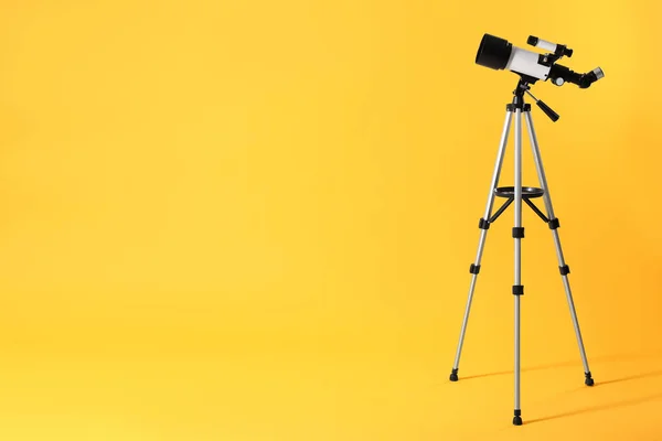 Tripé Com Telescópio Moderno Sobre Fundo Amarelo Espaço Para Texto — Fotografia de Stock
