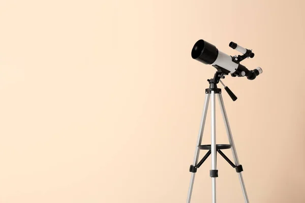 Stativ Mit Modernem Teleskop Auf Beigem Hintergrund Raum Für Text — Stockfoto