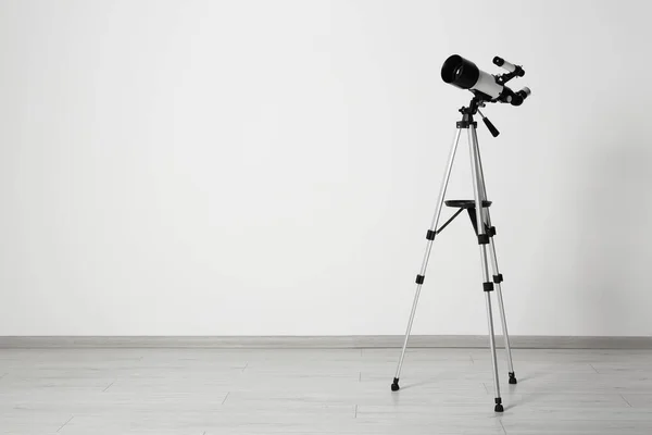 Tripod Modern Teleszkóppal Fehér Fal Közelében Szöveg Helye — Stock Fotó