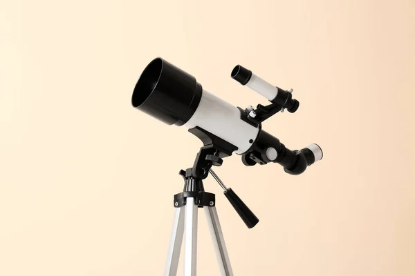 Trípode Con Telescopio Moderno Sobre Fondo Beige Primer Plano — Foto de Stock
