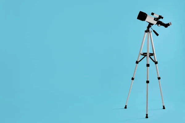 Stativ Mit Modernem Teleskop Auf Hellblauem Hintergrund Platz Für Text — Stockfoto
