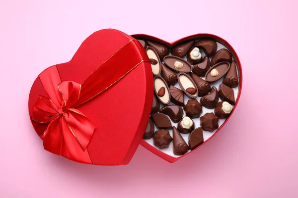 Boîte Forme Coeur Avec Délicieux Bonbons Chocolat Sur Fond Rose — Photo