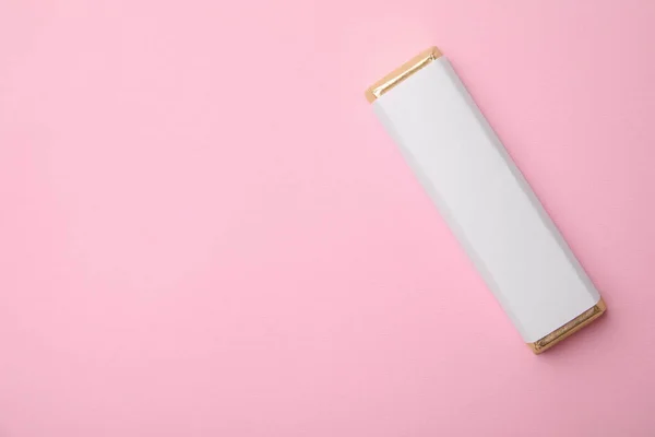 Вкусный Шоколад Упаковке Розовом Фоне Вид Сверху Пространство Текста — стоковое фото