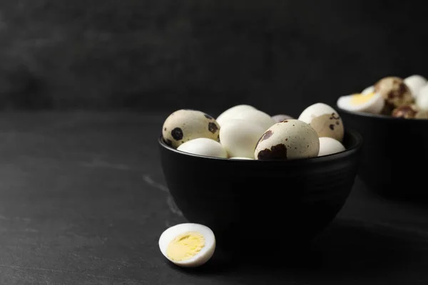 Huevos Codorniz Duros Sin Pelar Pelados Sobre Mesa Negra Espacio — Foto de Stock