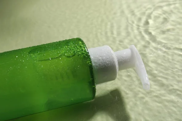 Μπουκάλι Καθαρισμού Προσώπου Νερό Φόντο Την Ελιά Κοντινό Πλάνο — Φωτογραφία Αρχείου