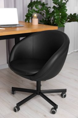 Modern işyerinde masa başında rahat bir ofis sandalyesi