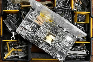 Farklı mobilya tesisatı ve aletleri olan kutular ahşap masa, üst görünüm