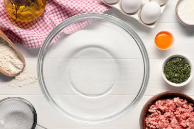 Kâse ve farklı ürünler beyaz ahşap masada, düz yatıyordu.