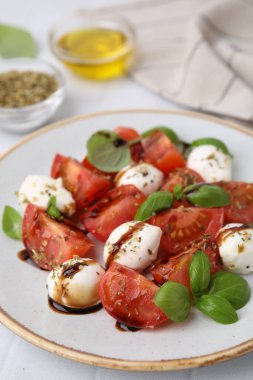 Mozarella köfteli, domatesli, fesleğenli ve soslu Caprese salatası.