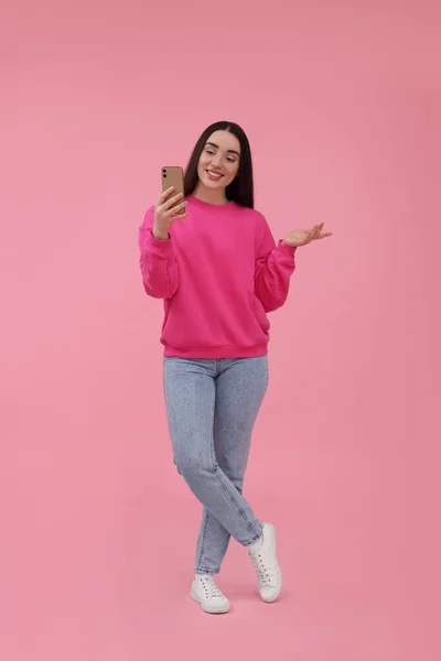 Lächelnde Junge Frau Macht Selfie Mit Smartphone Auf Rosa Hintergrund — Stockfoto