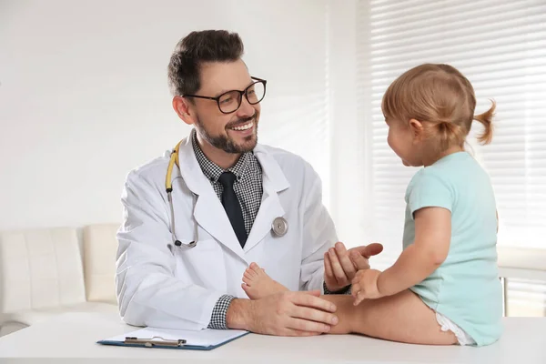 Pediatra Examinando Bebê Pequeno Bonito Clínica — Fotografia de Stock
