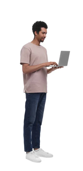 Uomo Sorridente Utilizzando Computer Portatile Sfondo Bianco — Foto Stock