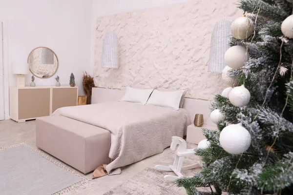 Yatak Odasının Içinde Noel Ağacı Şenlikli Bir Dekor Var — Stok fotoğraf