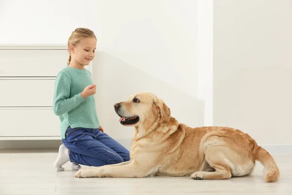 Cute Child Her Labrador Retriever Floor Home Adorable Pet — Stock Photo, Image