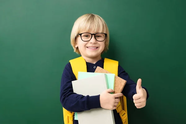 幸せな小さな学校の子供とノートブックの親指を近くの黒板に表示 — ストック写真