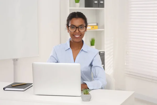 Χαμογελώντας African American Οικότροφος Που Εργάζονται Φορητό Υπολογιστή Στο Λευκό — Φωτογραφία Αρχείου