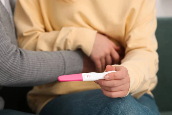 Młoda Kobieta Pokazuje Matce Test Ciążowy Zbliżenie Reakcja Dziadka Przyszłego — Zdjęcie stockowe