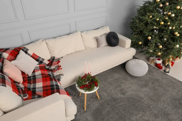 Schöner Weihnachtsbaum Sofa Und Kerzen Auf Dem Tisch Wohnzimmer — Stockfoto