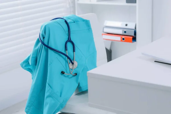 Uniforme Médical Turquoise Stéthoscope Accroché Chaise Clinique — Photo
