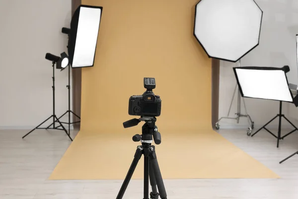 Câmera Tripé Equipamento Iluminação Profissional Estúdio Fotografia Moderna — Fotografia de Stock