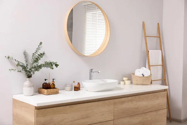 Schöne Stilvolle Einrichtung Des Badezimmers Mit Spiegel Und Waschbecken — Stockfoto