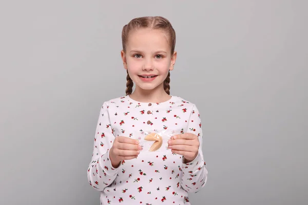 Roztomilé Dívka Drží Chutné Štěstí Cookie Předpovědí Světle Šedém Pozadí — Stock fotografie