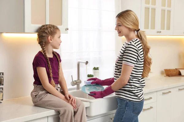 Mor Tvättplatta När Talar Med Dotter Köket — Stockfoto