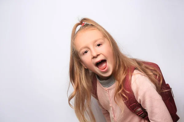 Beyaz Arka Planda Sırt Çantası Olan Duygusal Küçük Bir Kız — Stok fotoğraf