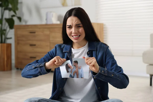 烦躁的女人在家里撕破照片 离婚概念 — 图库照片