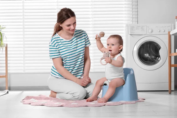 Moeder Training Haar Kind Zitten Baby Potje Binnen — Stockfoto